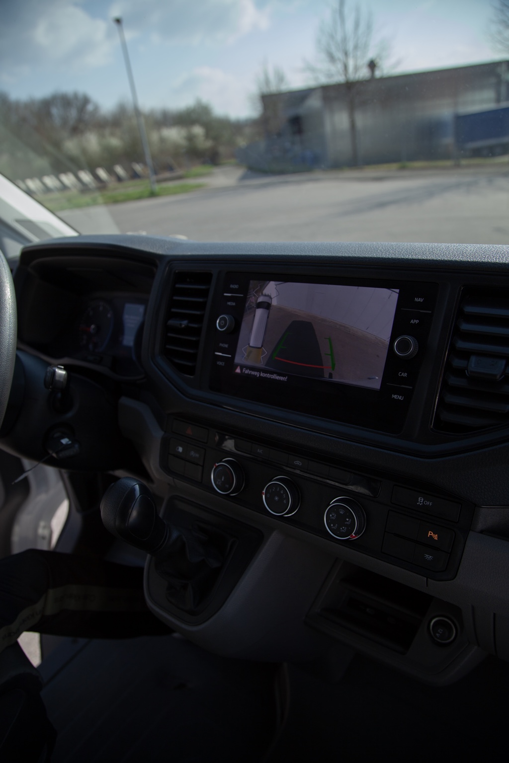 VW Crafter Cockpit mit Rückfahrkamera